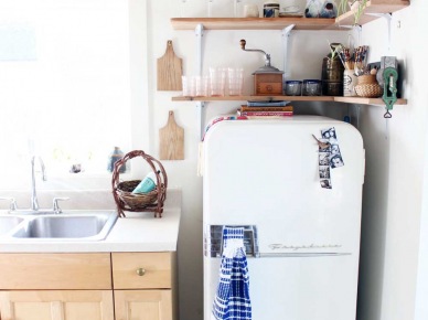 Tradycyjna biała lodówka w kuchni w stylu vintage (53048)