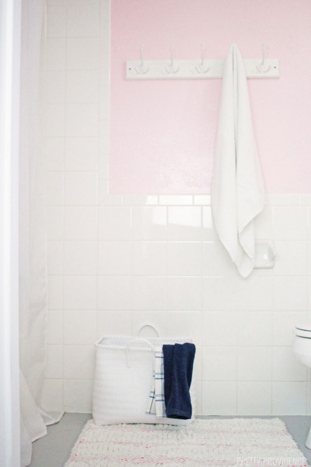 Minimalistyczna aranżacja biało-różowej łazienki