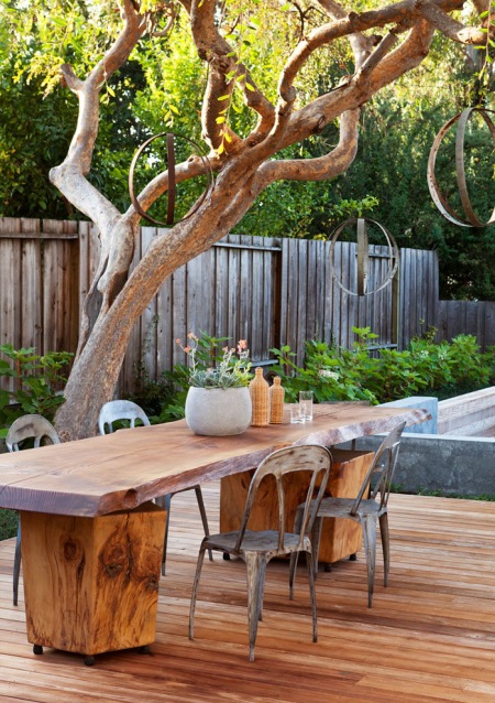 Masywny drewniany stół na patio czy taras