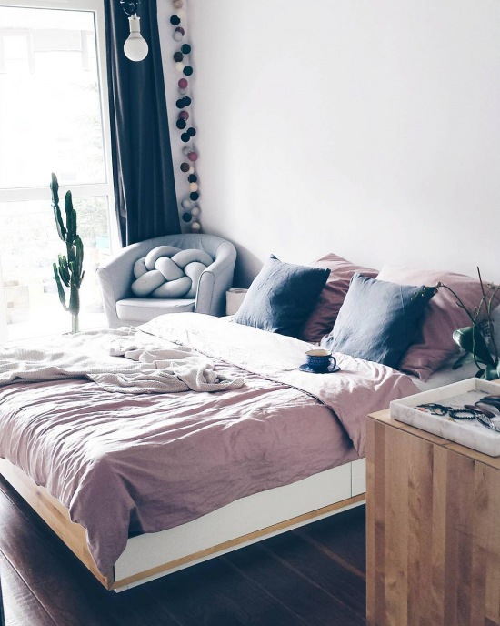 Aranżacja sypialni w stylu skandynawskim w pastelowej palecie barw