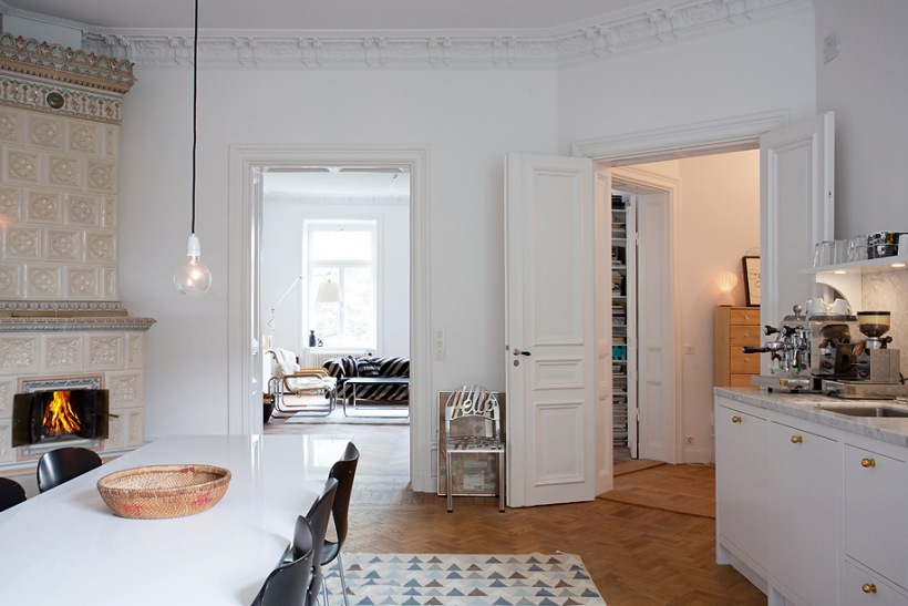 Białe, stylowe wnętrze skandynawskiej kuchni