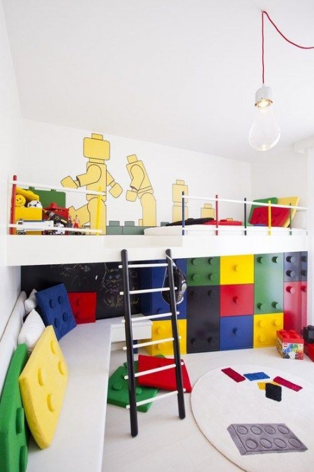 Kolorowy pokój dla chłopca wzorowany na klockach lego z żarówką na kablu i piętrowym łóżkiem