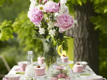 różowo - zielona dekoracja stołu w ogrodzie - czyli letnie smaki i...
