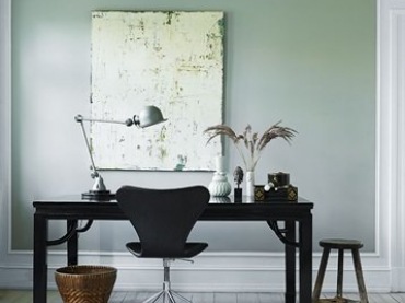 Miętowa ściana w pokoju z czarnym biurkiem i białą podłogą z desek (22068)