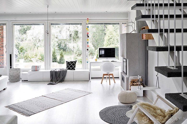 Aranżacja pięknego domu w skandynawskim stylu w barwach bieli, czerni i szarości (51185)