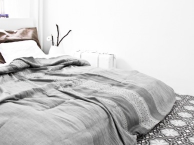 Marokańska szaro-biała wzorzysta posadzka w aranżacji sypialni (25653)