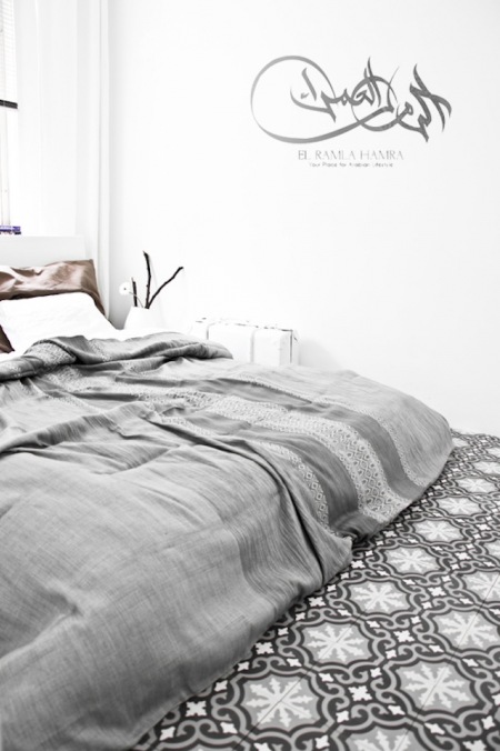 Marokańska szaro-biała wzorzysta posadzka w aranżacji sypialni