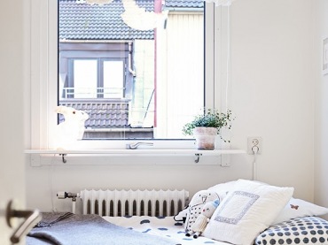 typowe mieszkanie w białej aranżacji w stylu skandynawskim - białe meble z drewna, białe ściany, proste formy mebli i...