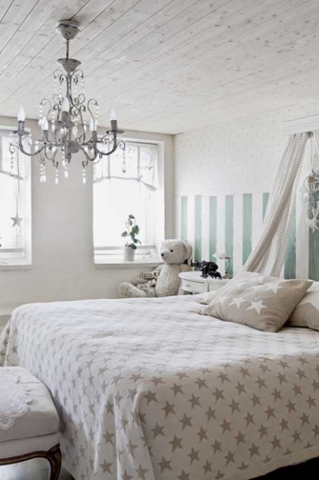 Kuty żyrandol z krysztalkami,tapeta w pasy i baldachim w romantycznej sypialni