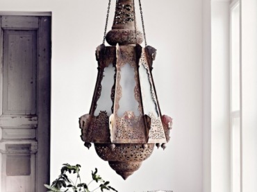 Marokańskie ozdobne lampy wiszące we wnętrzach (25649)