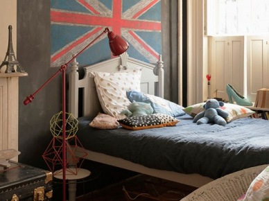 Drewniane łóżko, czerwona lampa,kufer i ściana w tablicowym kolorze (20288)