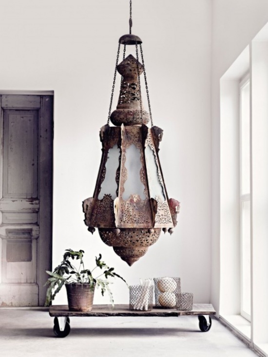 Marokańskie ozdobne lampy wiszące we wnętrzach