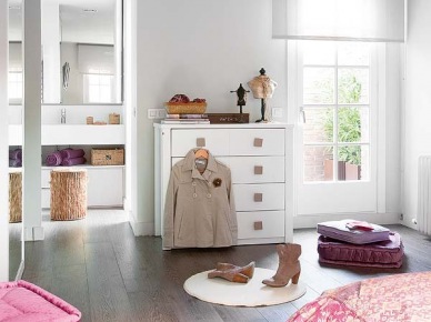 Różowe i fioletowe pikowane poduchy siedziska w aranżacji sypialni z łazienką (25525)