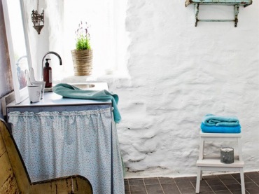 prosty, skromny domek  na skandynawskiej wsi, gdzie życie toczy się niezmienionym, powolnym rytmem