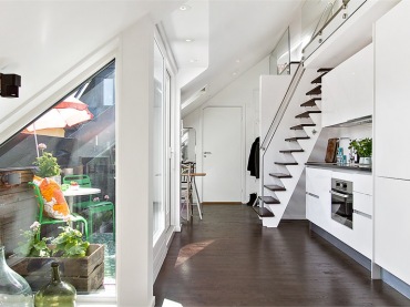Otwarta wąska kuchnia , schody i przeszklony balkon (23188)