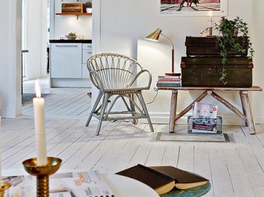 Rattanowy ażurowy fotel,drewniana ławka,metalowe skrzynie vintage,metalowy turkusowy taboret i bielone deski na podłodze (27702)