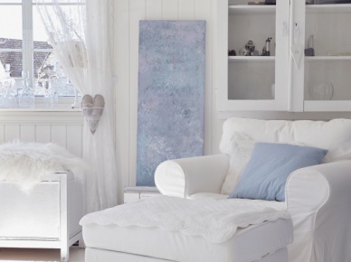 Niebieska poduszka i dekoracje w białym salonie w stylu romantycznym (24490)