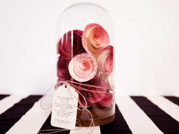 Ozdoba z papierowych róż DIY w szklanym pojemniku (50935)