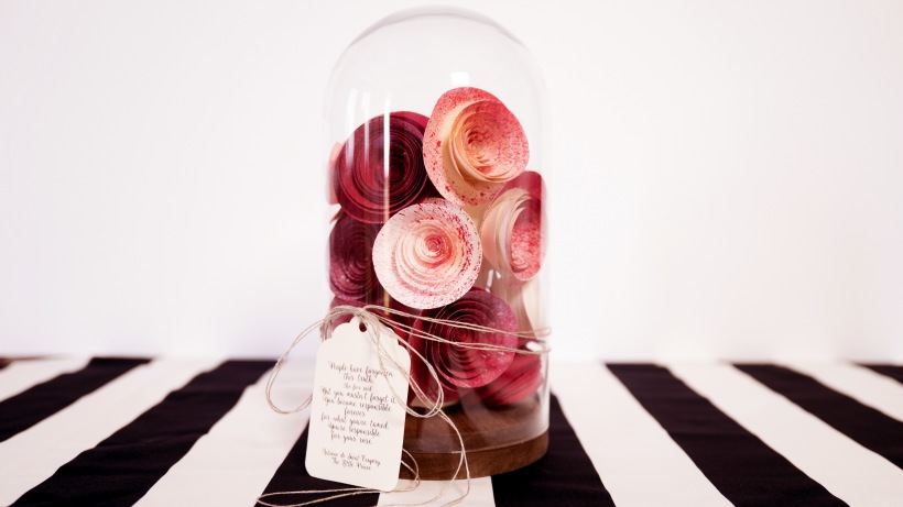 Ozdoba z papierowych róż DIY w szklanym pojemniku