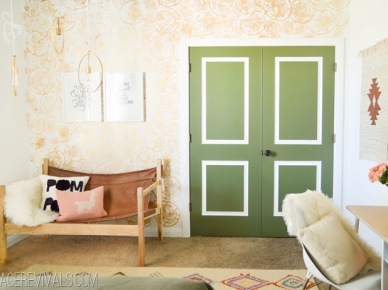 Kolorowe drzwi i wzorzysta ściana w sypialni (50823)