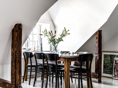 Drewniany stół z czarnymi krzesłami w jadalni na poddaszu (51492)