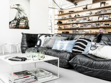 Pikowana nowoczesna sofa,drewniane półki z książkami i biały metalowy stolik kawowy (22271)