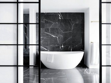 Nowoczesna łazienka wygląda stylowo. Aranżacja ma klasę i elegancję, którą podkreśla wyjątkowy czarny marmur na...
