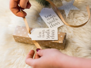 Mała karteczka z życzeniami świątecznymi jest ładną ozdobą prezentu. Można ją przywiązać satynową tasiemką, która...