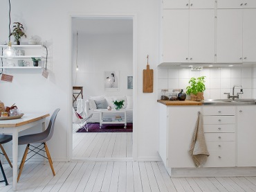 kolejne piękne małe mieszkanie w skandynawskim stylu, ale z mieszanką eleganckich stylowych mebli. Pojedyncza etażerka,...