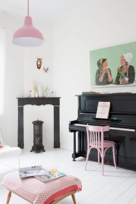 Czarne pianino i oryginalny kominek w aranżacji salonu