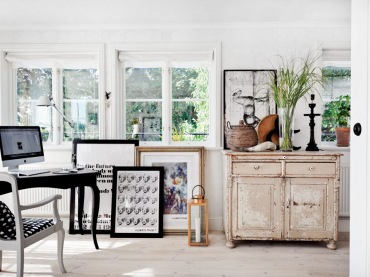 Czarna stylowa konsolka i białe krzesło w stylu francuskim,komoda vintage,typogeafie i grafiki stojace na podłodze w aranżacji otwartego salonu (25438)