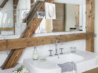 Modern  rustykalna biała łazienka z drewnianymi belkami (22371)