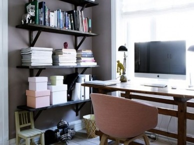 Modern rustic stylizacja domowego biura z drewnianym biurkiem,czarnymi półkami i podłogą z desek w naturalnym kolorze drewna (26139)