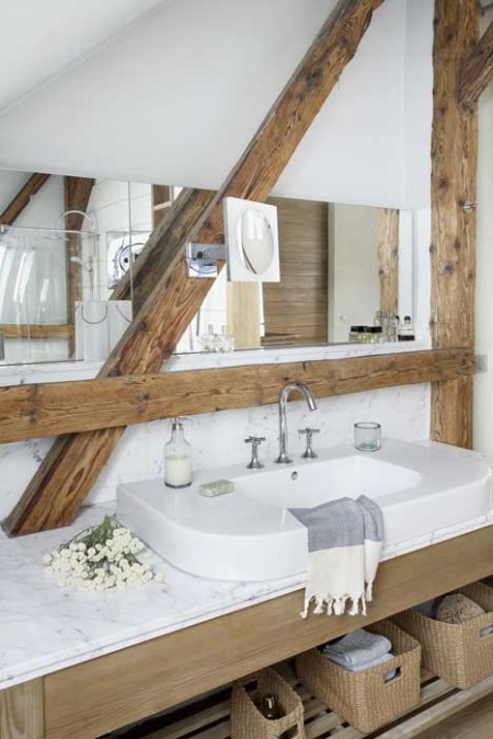 Modern  rustykalna biała łazienka z drewnianymi belkami