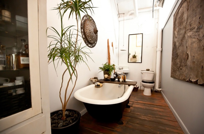 Aranżacja łazienki,jak urządzić łazienkę,łazienka w stylu vintage,łazienka w eklektycznym lofcie,łazienka retro,drewniana podłóga w łazience
