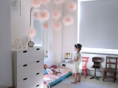 Jasno-różowe tiulowe pompony w dekoracji białego pokoju dla dziewczynki (26923)