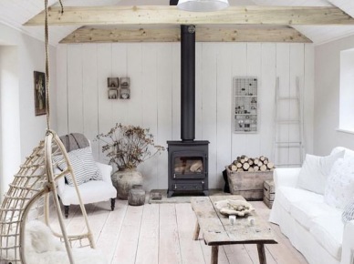 Biały salon ze skośnym sufitem i wiszącą huśtawką z drewna (55551)