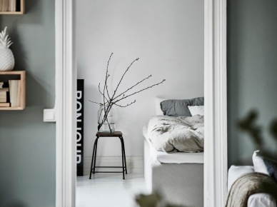 Biało-szare mieszkanie z drewnianą podłogą (52576)