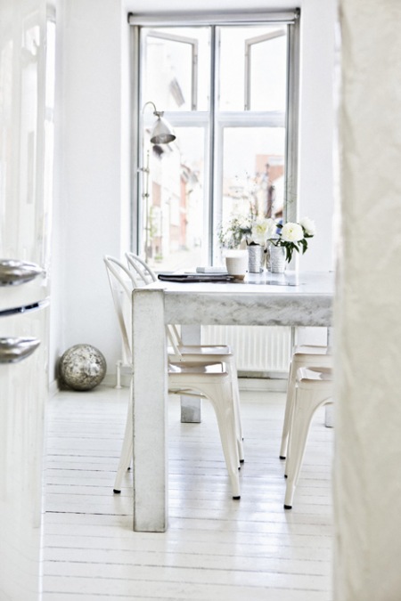 Biały stół w stylu vintage z metalowymi krzesłami Tolix