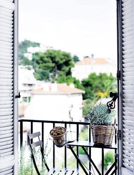 Czarno-biała aranżacja balkonu