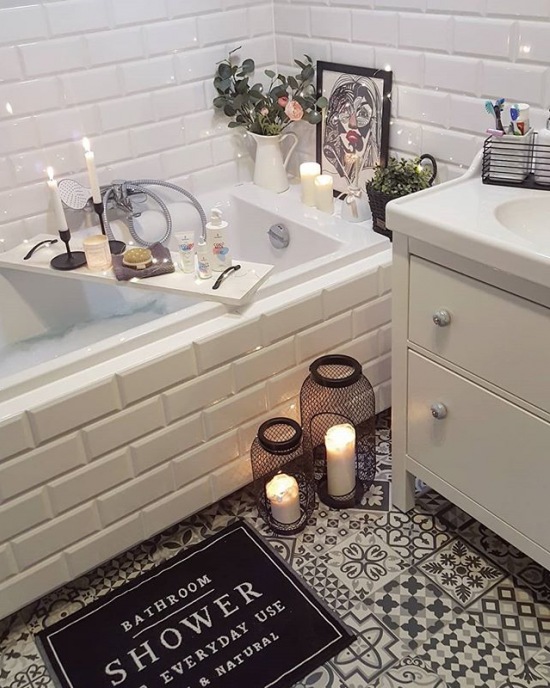 Biała łazienka z czarnymi dodatkami i wzorzystą podłogą w romantycznej aranżacji