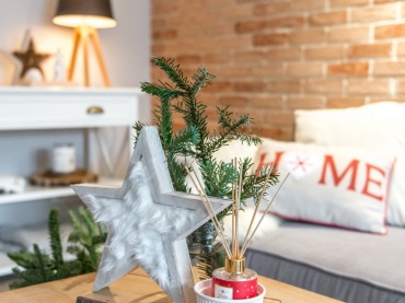 Na stoliku kawowym można ułożyć wiele świątecznych dekoracji. Motyw gwiazdki doskonale tu...