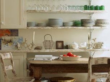 Postarzane meble i  półki w kuchni z emaliowanymi naczyniami (20184)