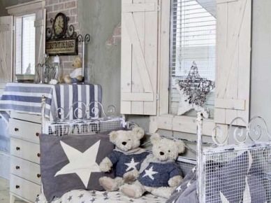 Kute łóżeczko w biało-niebieskiej dekoracji i drewniane okiennice w pokoju dziecięcym (21489)