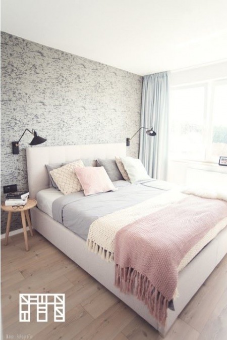 Pastelowa sypialnia ze wzorzystą tapetą