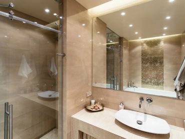 Aranżacja nowoczesnej łazienki, gdzie główną rolę odgrywa szkło. Przezroczysta tafla wydziela strefę prysznicową. Duże...
