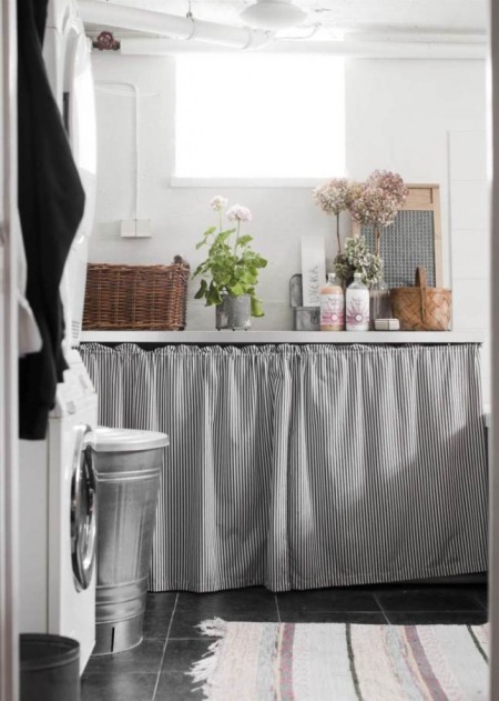 Bawełniany fartuch przesłona pod półką w łazience,wiklinowe koszyki i bawełniany dywanik w paski