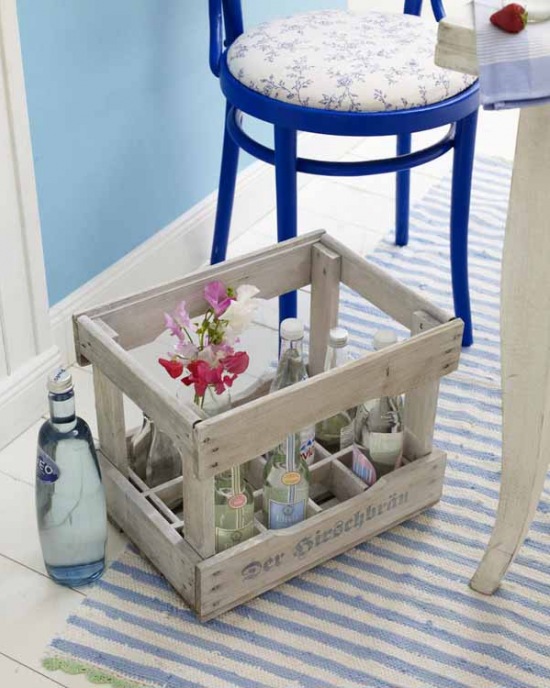 Niebieskie ściany, szafirowe krzesło i dywan w biało-niebieskie paski w kuchni
