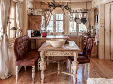 Jadalnia robi spore wrażenie. Wnętrze wypełnione jest w całości drewnem. Elegancki rzeźbiony stół dodaje wnętrzu...