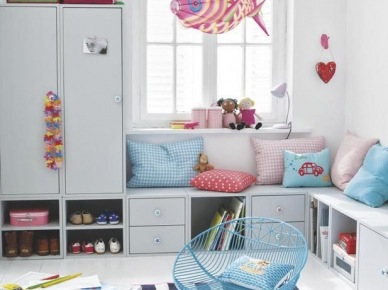 Szafki niskie w roli siedziska dla dzieci,niebieski fotelik z metalu i różowo-niebieskie dekoracje i poduszki (26770)